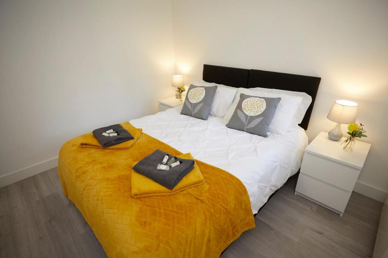 Spire View - 1 Bedroom, Sleeps 4, Parking Wifi Southampton Exterior foto